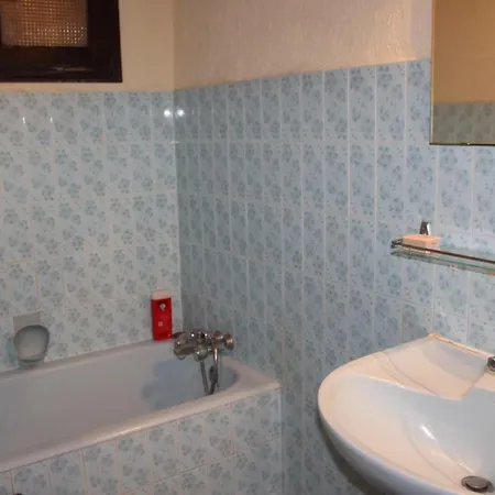De Lucien Entre Arles, Nimes, Avignon. Apartamento